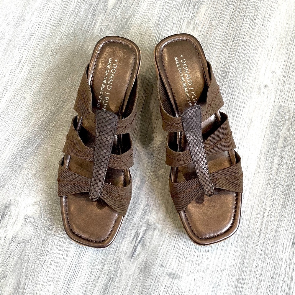 DONALD J. PLINER Clare Reptile Snakeskin Wedges